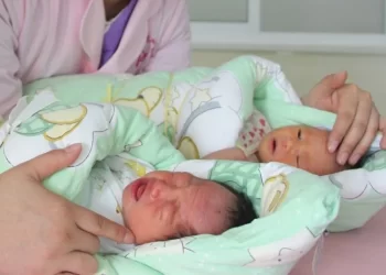 Partorisce due gemelli che appartengono a due padri diversi