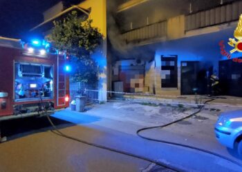 San Nicola la Strada, un salone da parrucchiere distrutto da un incendio