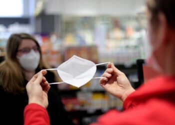 Covid, in Campania, mascherina obbligatoria solo in ospedale e nelle Rsa