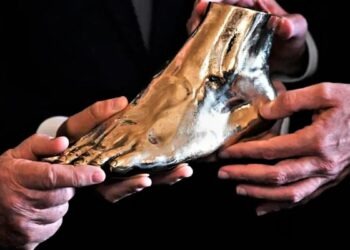 Il calco del piede sinistro di Maradona sarà donato a Peppino Di Capri