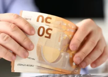 Lavoratori dipendenti, bonus 150 euro in busta paga a novembre: nuove precisazioni dall’Inps