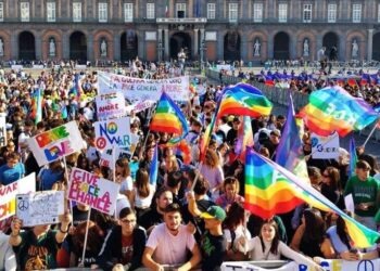 Napoli. Manifestazione per la pace in Ucraina: migliaia di giovani in Piazza del Plebiscito