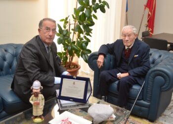 Il Questore di Caserta, accoglie poliziotto più anziano d’Italia: ha compiuto l’età di 104 anni