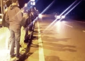 Sfide tra auto truccate con tanto di spettatori sulla Nola-Villa Literno (Video)