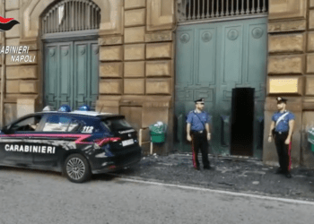 Droga e cellulari in carcere a Poggioreale, 8 arresti: in manette anche il garante dei detenuti, Pietro Ioia (Video)