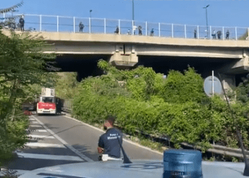 Minaccia il suicidio dal cavalcavia del Vomero: Trascorse oltre 24 ore, traffico in tilt nella zona