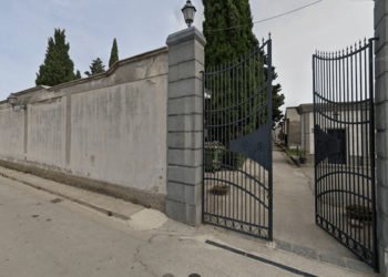 Scoppia un incendio nel cimitero di Parete: a fuoco una cappella funeraria