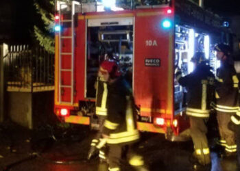 Auto in fiamme a Sant’Antimo, indagini in corso sulla natura del rogo