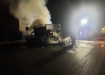 Paura nei pressi della stazione Gricignano Teverola. Auto si scontra con un autocarro e prende fuoco (Video e foto)