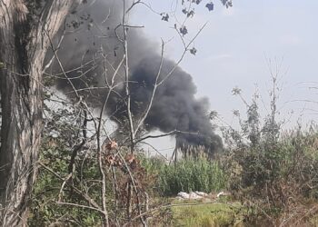 Fiamme in una discarica abusiva a Mondragone: fumo nero e aria irrespirabile (Video e foto)