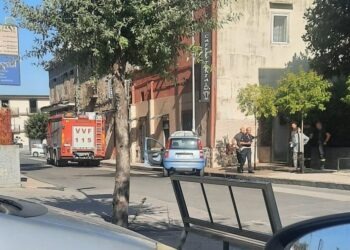 Carinaro, auto in fiamme davanti all’ufficio postale: intervento dei Vigili del fuoco (Foto)