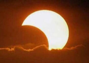 Eclissi solare visibile dall’Italia, domani 25 ottobre: a che ora e come vederla