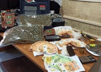 Oltre un chilo e mezzo di droga e 20mila euro in contanti: 23enne arrestato nel casertano