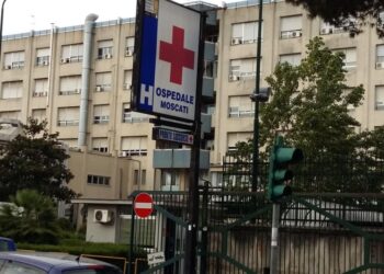 Orta di Atella, auto con 3 giovani a bordo sfonda il guardrail e cade dal cavalcavia: grave uno di loro, serve sangue