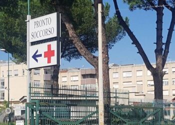 Orta di Atella, auto con 3 giovani a bordo sfonda il guardrail e cade dal cavalcavia: grave uno di loro, serve sangue