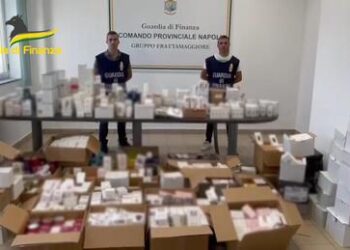 Maxi sequestro di profumi falsi scoperto dai finanzieri di Frattamaggiore: valore 3 milioni