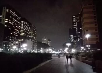 Tragedia al Centro Direzionale, una ragazza si lancia nel vuoto dalla Torre G8 e muore