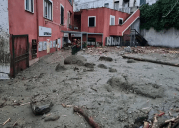 Maltempo a Ischia, a Casamicciola frana travolge auto in sosta trascinandole fino al mare: 5 persone disperse (Foto)