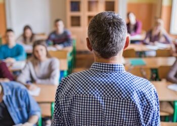 Scuola, firmato accordo sindacati-ministero su rinnovo contratto ai prof: in busta oltre 100 euro di aumento