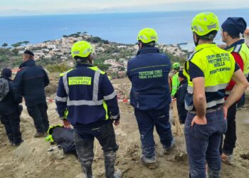 Frana a Ischia, continua la ricerca dei dispersi: piano d’evacuazione in caso di nuovo allarme