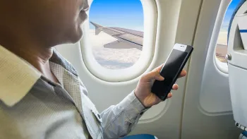 In aereo si potrà utilizzare il cellulare: l’Ue approva l’uso dei dati mobili durante il volo