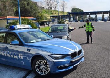 Ennesima truffa agli anziani, beccati con soldi contanti e monili d’oro in auto sull’A/1 dalla Polizia di Caserta