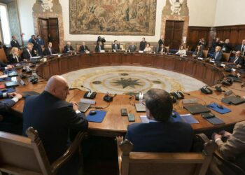 Manovra governo 2023, approvata in Cdm: Tetto al contante e cancellazione cartelle, le novità