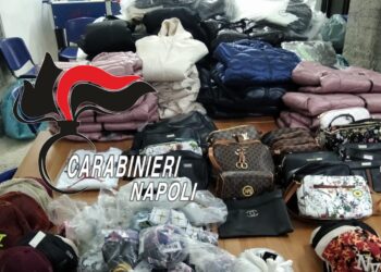 Napoli, operazione anti contraffazione dei Carabinieri: 2 denunce e circa 1.400 abiti falsi sequestrati