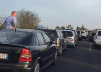 Incidente sull’Asse Mediano, all’uscita di Aversa Nord, inchioda con l’auto per evitare autovelox