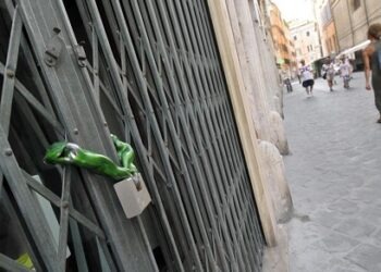 Chiuso per crisi: a Giugliano commercio al collasso, scompaiono negozi e botteghe storiche, sos degli esercenti