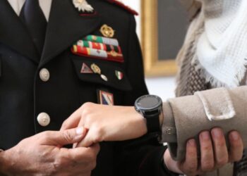 Violenze sulle donne, uno smartwatch che salva le vittime: lancia l’allarme rapido ai Carabinieri