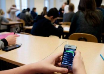 Scuola, ministro Valditara: via i cellulari dalle classi durante le lezioni e Lavori socialmente utili per i “bulli”