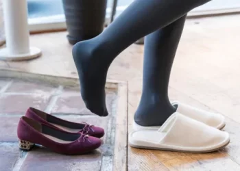 È utile togliere le scarpe entrando in casa? batteri e sostanze pericolose