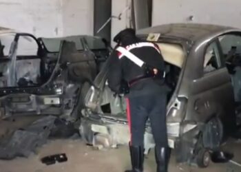 Auto rubate e smontate per vendere poi i pezzi di ricambio a concessionarie compiacenti: 23 indagati