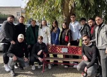 Una panchina rossa a Lusciano contro la violenza sulle donne: l’iniziativa dei ragazzi di “GENERAZIONE” (Foto)