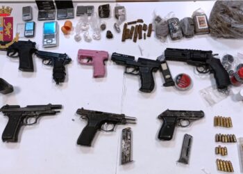 Blitz della Polizia a San Giovanni a Teduccio, sequestrate droga e armi