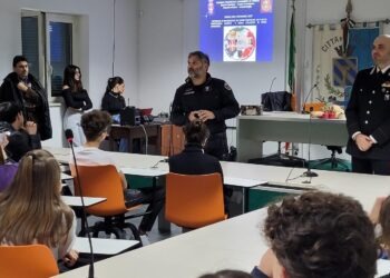 Parete, i carabinieri a scuola per sensibilizzare gli studenti sulla pericolosità dei botti