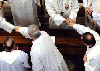 A messa è di nuovo possibile scambiarsi un segno di pace