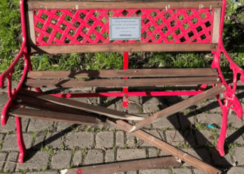 Lusciano: distrutta la panchina rossa simbolo della lotta alla violenza sulle donne