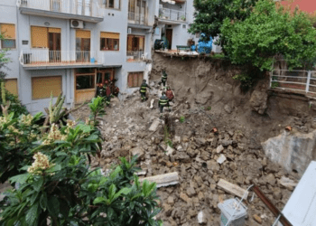 Paura in strada a Napoli, crolla muro al corso Vittorio Emanuele: operazioni di scavo in corso (Foto)