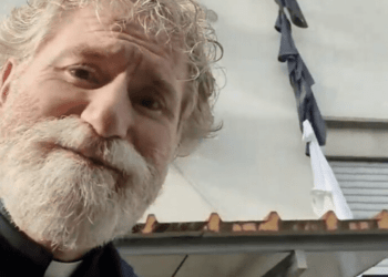 A Qualiano, parroco derubato mentre celebra la messa di Natale: ladri, entrati nella casa parrocchiale (Video)