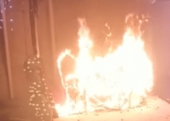 Lusciano, a fuoco gli addobbi natalizi dei bambini