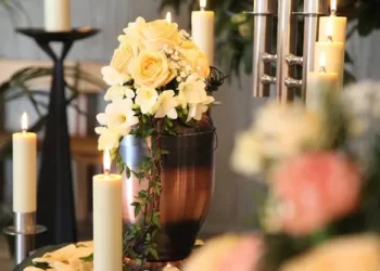 Giugliano, ladro ruba un’urna funeraria, scambiata per un oggetto di valore: si pente e la lascia in chiesa