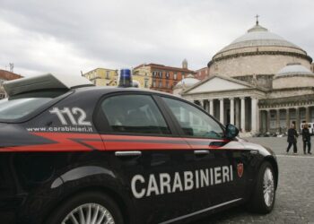 Venditore ambulante accoltellato e rapinato da una baby gang in Piazza Plebiscito a Napoli