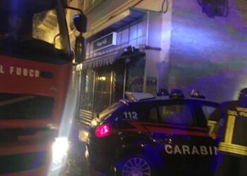 Giugliano in Campania, fiamme in un appartamento: i carabinieri salvano una donna