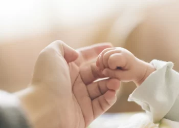 Arresto cardiaco per un neonato: salvato grazie alla ‘scorta’ dei carabinieri che apre la strada nel traffico