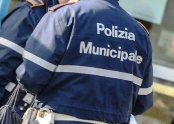 Aversa, insulta e minaccia sui social il comandante dei vigili: individuato e denunciato