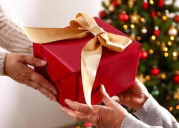 Natale, meno soldi per i regali: Confcommercio “Un italiano su 3 spenderà meno di 100 euro”