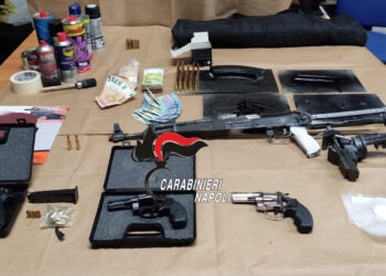 Volla, blitz dei carabinieri: Insospettabile imprenditore nasconde arsenale, droga e soldi in casa (Video)