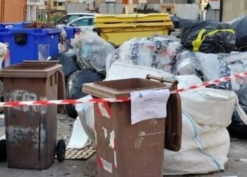 Aversa, scoperta discarica abusiva in un’area abitata: scatta il sequestro
